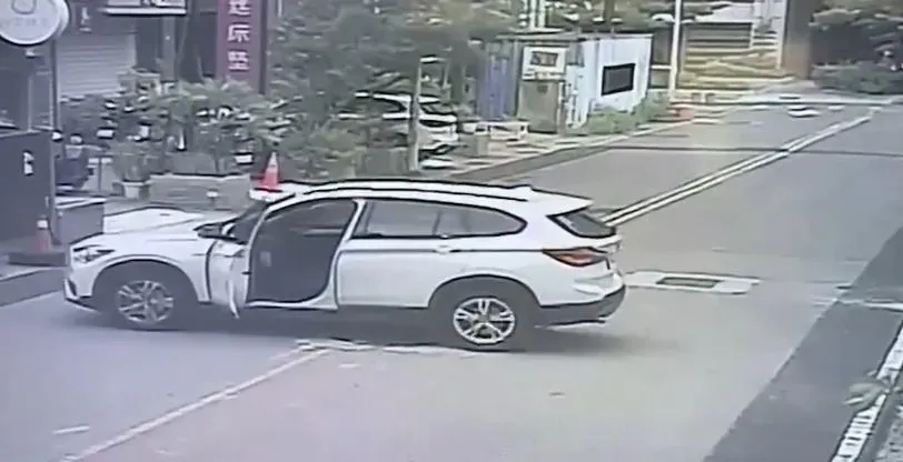 影/疑未拉手煞車！竹北BMW「倒退嚕」闖禍　被撞車主氣PO文：出來自首