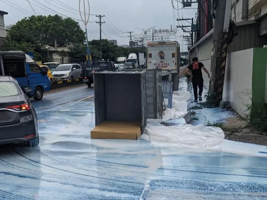 快訊/獨！桃園貨車翻塗料染白道路　5騎士摔滿地送醫搶救