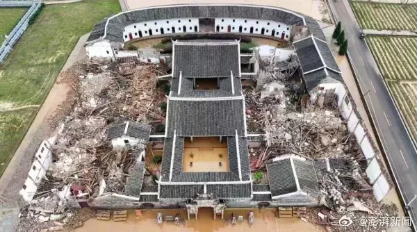 影/福建「客家第一祠」遭暴雨襲擊嚴重坍塌　宗祠管委會宣布暫停開放