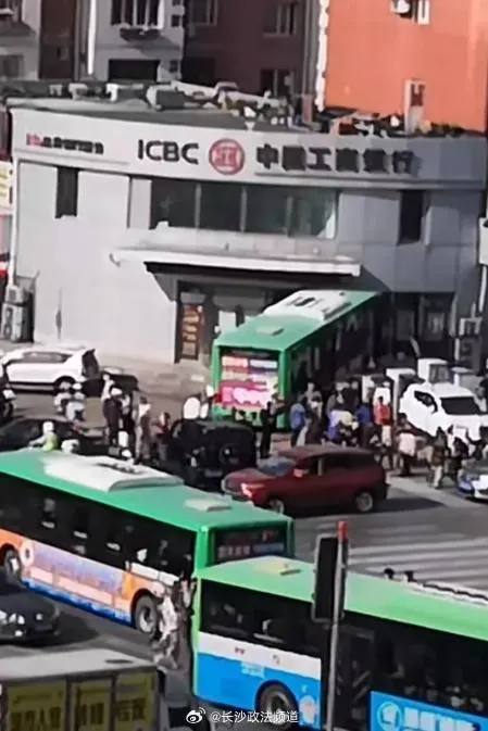 影/驚悚畫面曝！公車失控撞進銀行致5傷　因私家車突變道避讓不及釀禍