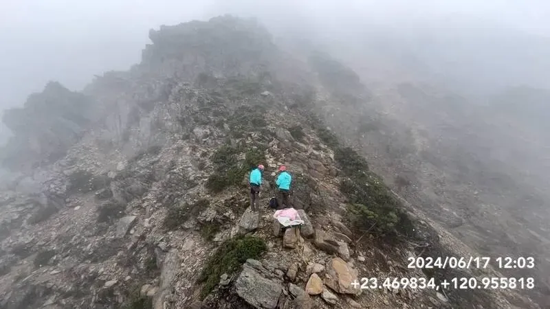 高雄47歲男玉山攻頂！回程摔死300米深谷　遺體今吊掛下山