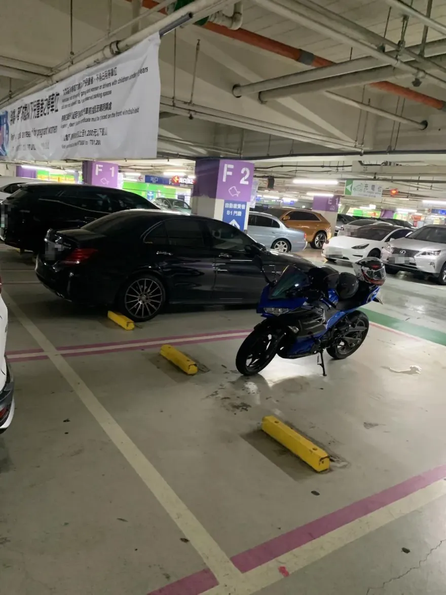 獨/不陌生的自私鬼！大型重機佔用婦幼停車位　大賣場回應：加強巡邏與勸導