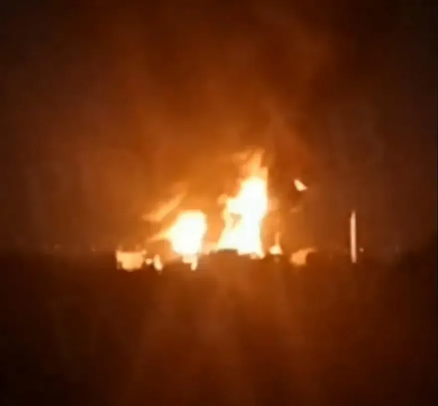 影/俄南部小鎮遭無人機攻擊　數個儲油槽爆炸起火