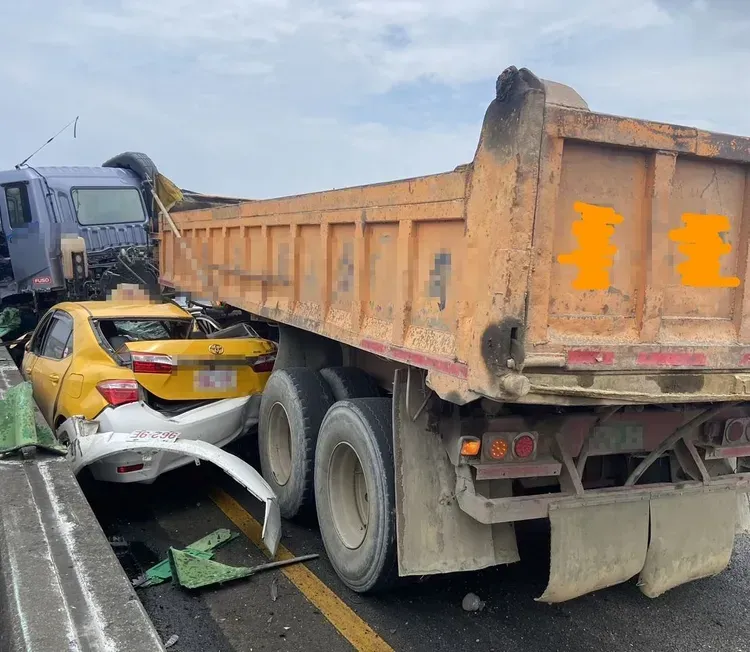 影/畫面曝光！國3南桃園段砂石車爆胎　「車斗甩內線」擠扁2小車