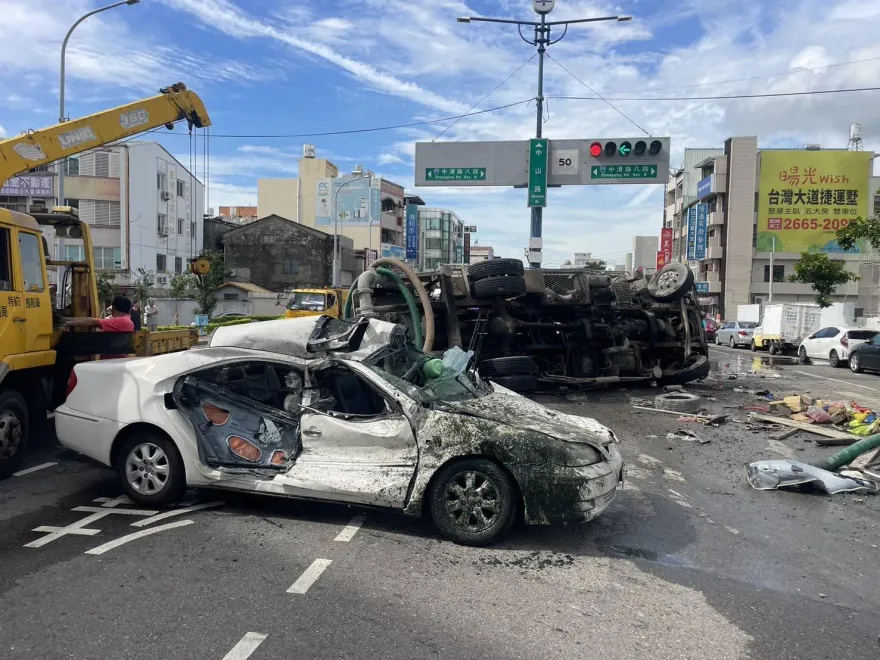 快訊/台中清水驚悚車禍「大車壓小車」畫面曝　轎車變廢鐵、5人全送醫院