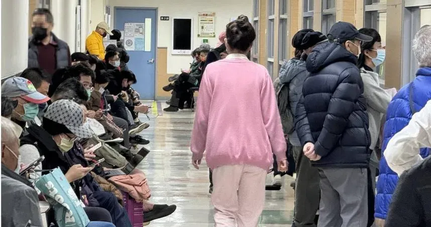 ICU塞爆！重症患者等無床位　護理師連上13小時崩潰：做到很想哭