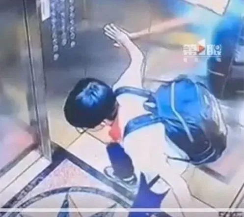 教科書級別的自救！小五生搭電梯突遇「故障急墜」　神反應保命毫髮無傷