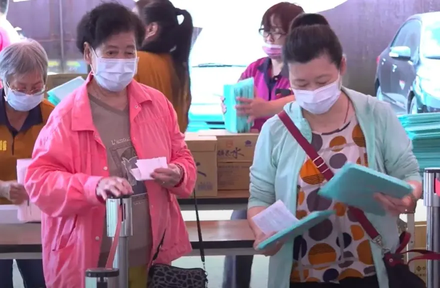 126萬股東照過來！中鋼紀念品「砧板」搶翻　高雄熱天排隊大喊：很喜歡
