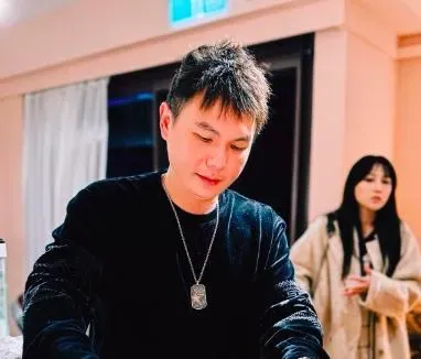 滴妹男友爆經營千萬賭場　超哥撇涉賭：隔壁酒吧喝酒