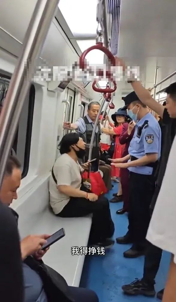影/陸地鐵也有座位之爭！被長者要求讓位　壯男崩潰痛哭：都欺負我啊