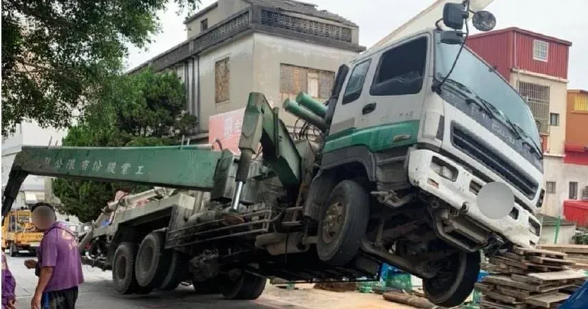 金門路面突塌陷！水泥灌漿車「懸空翹獨輪」　驚悚畫面曝光