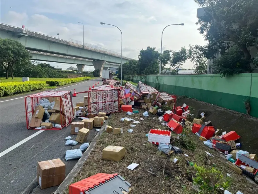 快訊/您的物品要晚到了！貨車司機未鎖緊車門　包裹散落國道匝道