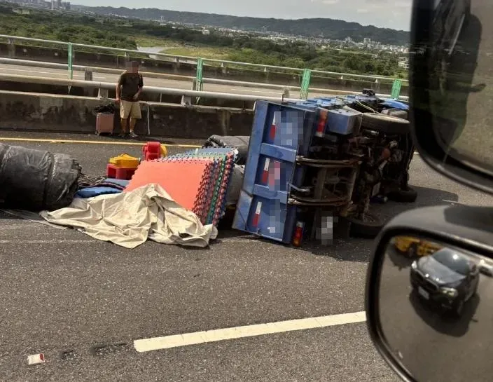 快訊/國3北上竹林段驚傳事故！小貨車翻覆物品散落一地　佔用2線道