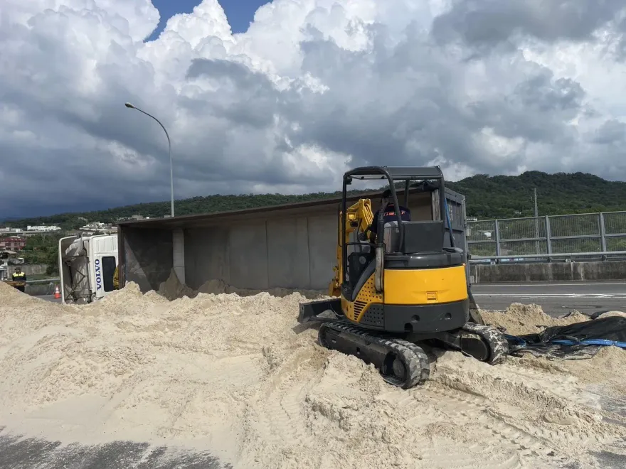 快訊/失控翻了！貨車下國1銅鑼交流道翻覆　砂土傾洩舖滿車道