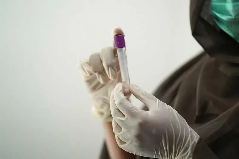 她好玩驗DNA…竟發現生父是「叔叔」　爸爸的反應讓人心碎