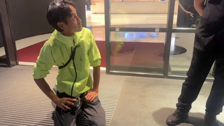 快訊/影片曝！唐治平衝三立門口下跪求工作　再暴衝進電視台超跳tone