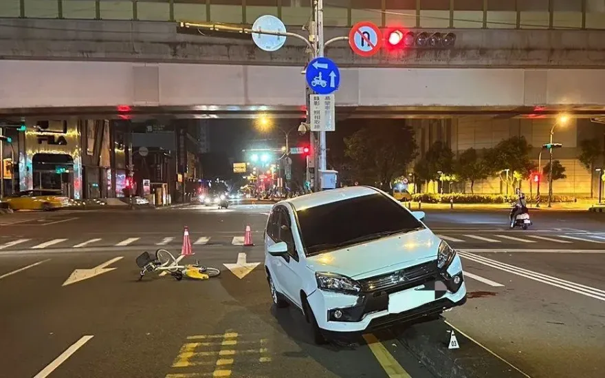 快訊/台中死亡車禍！男騎YouBike疑搶黃燈　遭右轉車撞上輾過身亡