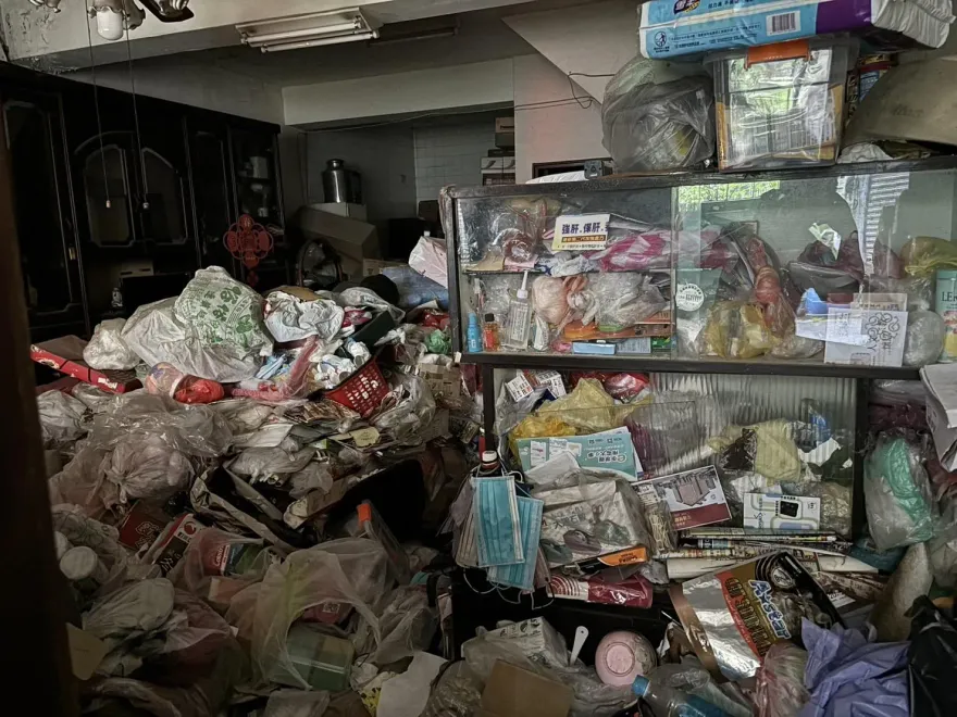 影/屋子塞滿雜物「沒路走」！台南勇消花1.5hr「1抱1吊掛」救出2病患