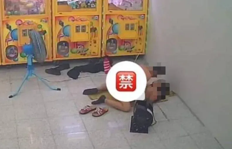 娃娃機旁「造娃娃」！嘉義情侶竟挑取物店內地上嘿咻　還搬電扇吹「散熱」