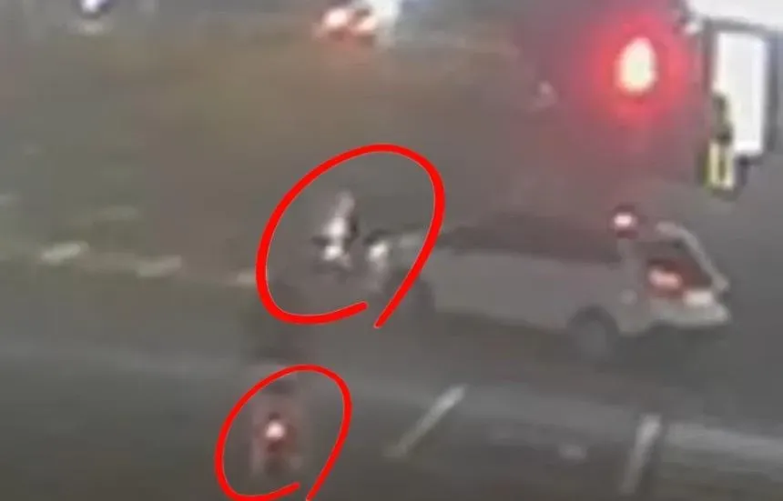 快訊/悲慟在眼前發生！台中男騎車疑搶黃燈遭輾死　母目擊當場崩潰嘶叫