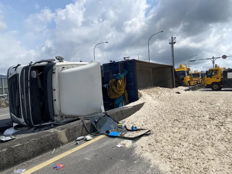 倒錯地方！曳引車下銅鑼匝道「180度翻車」　細沙噴滿地…國道瞬間變沙漠