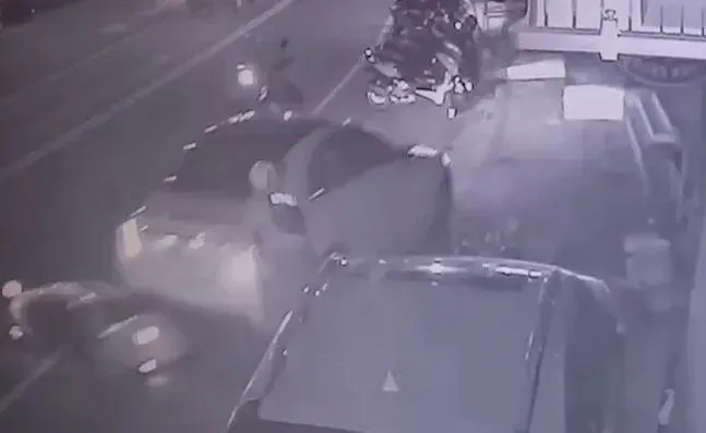 影/屏東賓士狂男拒檢、撞倒警車！警負傷「對空轟14槍」循線追緝中