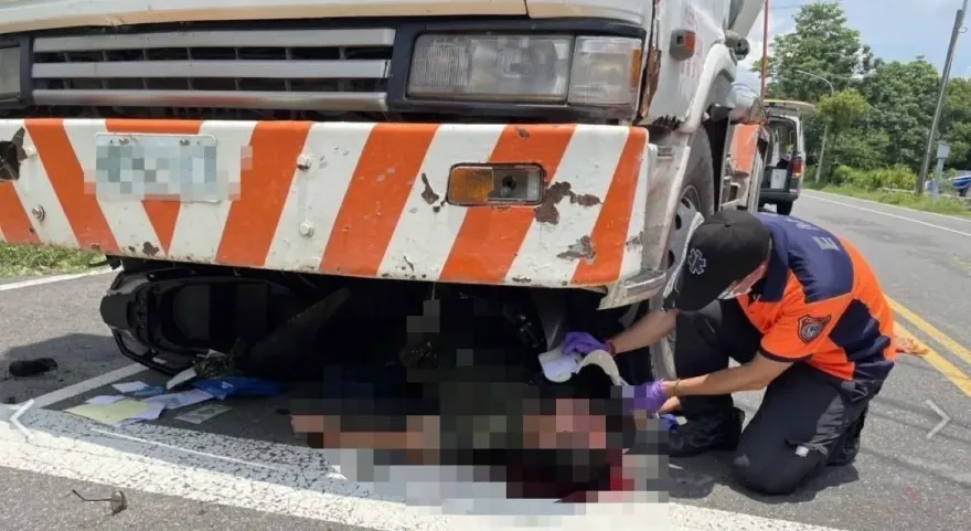影/台南20歲阿兵哥騎車回營區...突打滑慘捲混凝土車底！　搶救多時仍回天乏術
