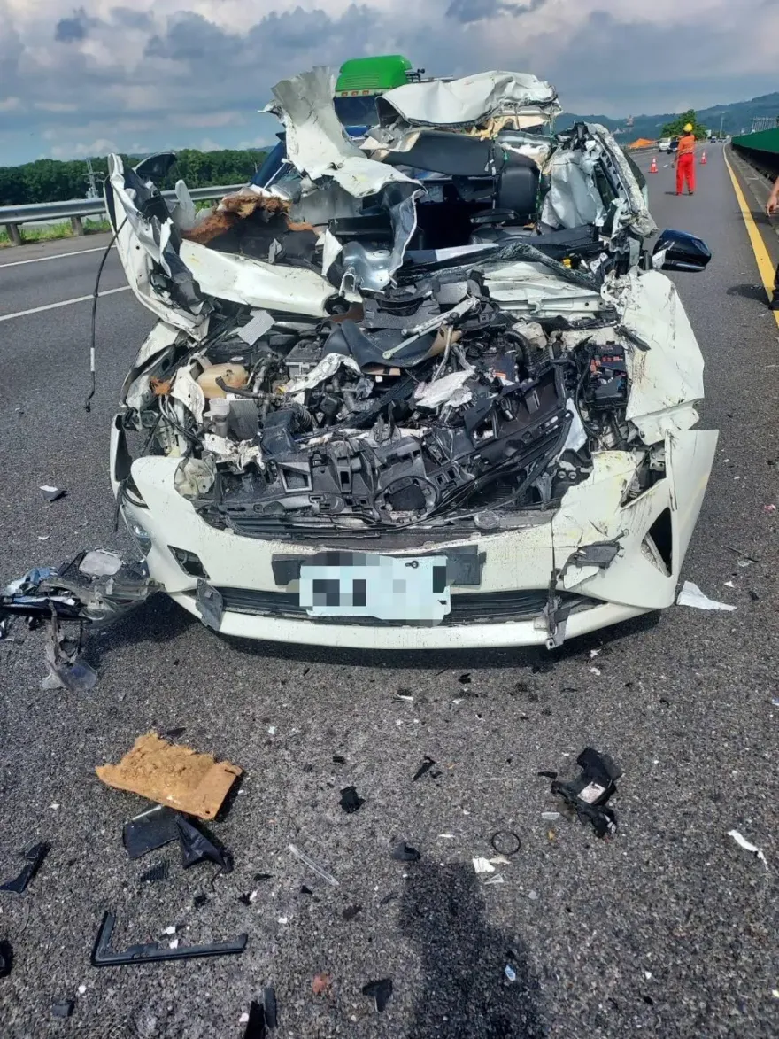 影/疑自動駕駛釀禍！38歲男國3衝撞緩撞車　車頭撞爛全毀、零件四散