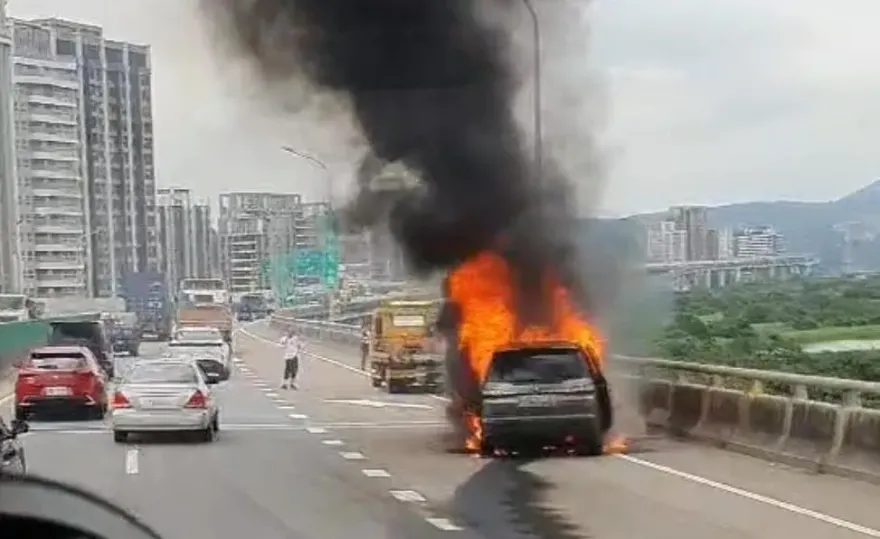 快訊/起火畫面曝！新北台64線火燒車意外　休旅車自燃陷火海濃煙竄天