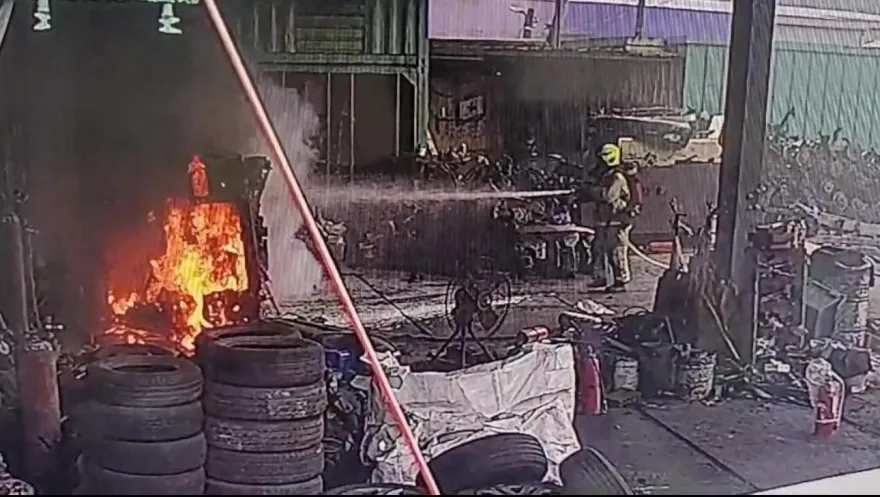 快訊/現場畫面曝！七堵廢棄車廠火警　火煙狂竄幸無人傷