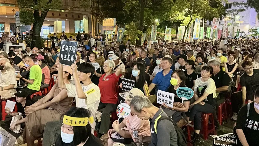 影/青鳥重返立院第2夜青島東淨空　人潮集中濟南路號稱5千人