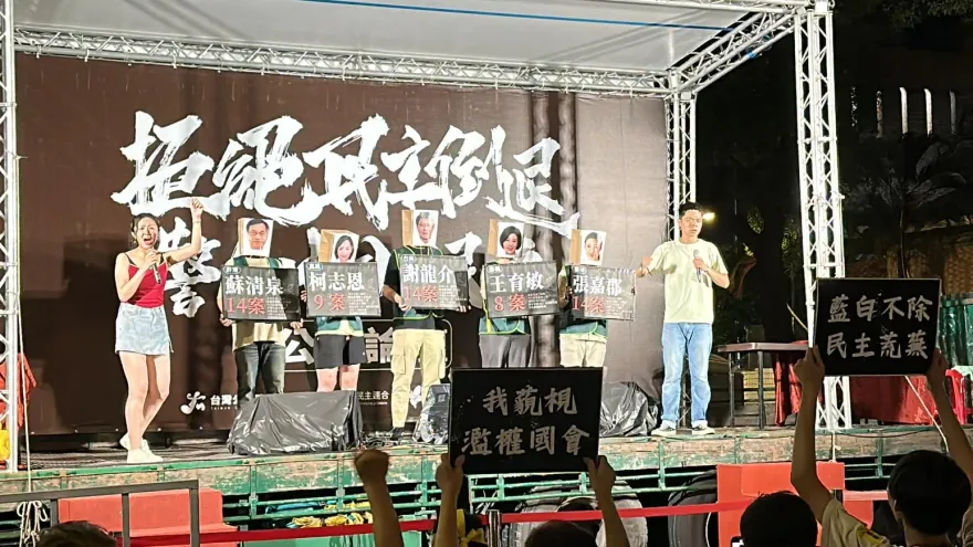 快訊/青鳥重返立院第2夜21:05結束　疾呼「決戰立院明天相見」