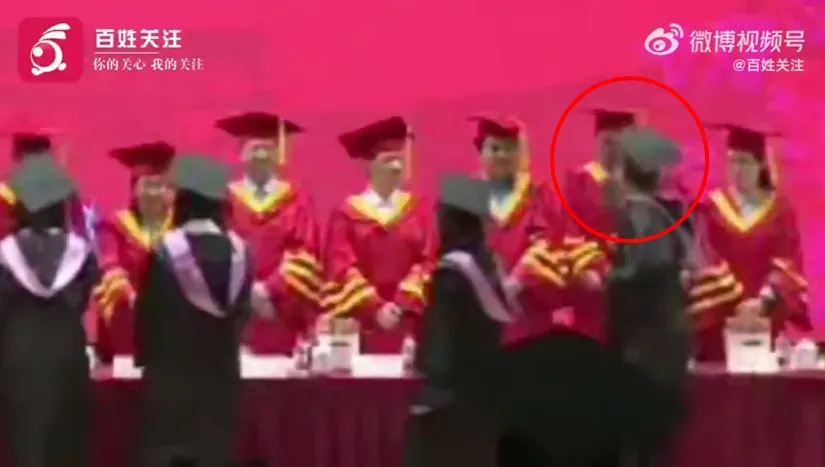台生復旦大學畢典「賞老師耳光」！　北大發聲明：不予錄取