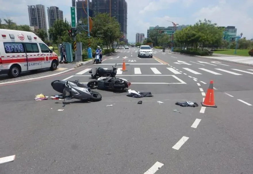 影/神扯片！台中休旅車撞分隔島完全失控　「高速倒車繞720度」4機車被擊落