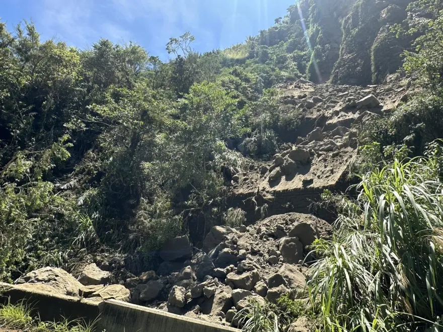 影/嘉義梅山鄉獅頭崁崩塌！巨大落石不斷滑落　驚悚畫面曝光