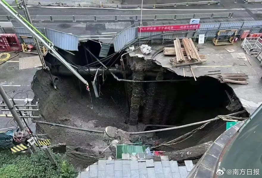 影/恐怖！成都地鐵施工現場凌晨驚現12公尺天坑　保全挨戶敲門喊「快撤」