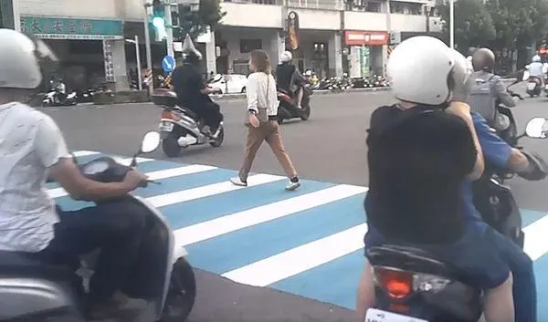 高雄「知名行人地獄」！女走斑馬線機車前後猛鑽　警方出手了