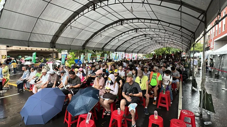 影/下雨了！青鳥重返立院第3天　舞台前搭遮雨棚號稱2千人到場
