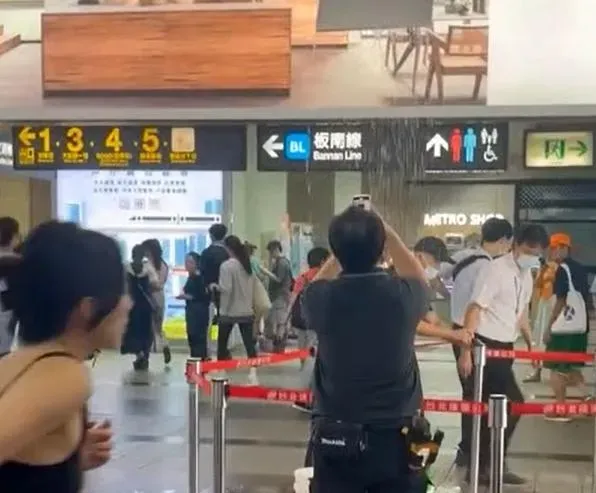 午後對流爆雨狂炸！ 北捷忠孝復興站驚見「水濂洞」　旅客全看傻
