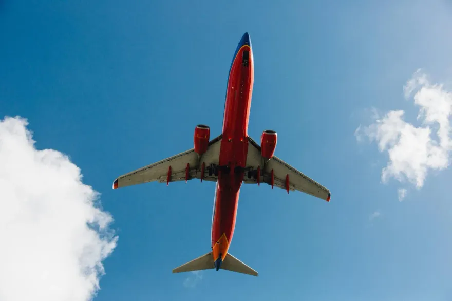 西南航空班機突急降「距地僅150公尺」　民眾嚇呆：以為我家要毀了