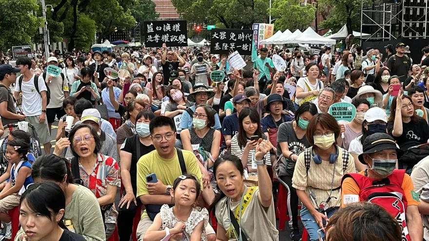 影/青鳥重返立院第3夜　人數漸增主辦單位號稱5千人