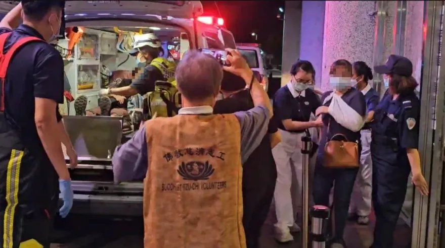 新自強號撞落石！受傷乘客人數上修至15人　台鐵派車載到新城站送醫