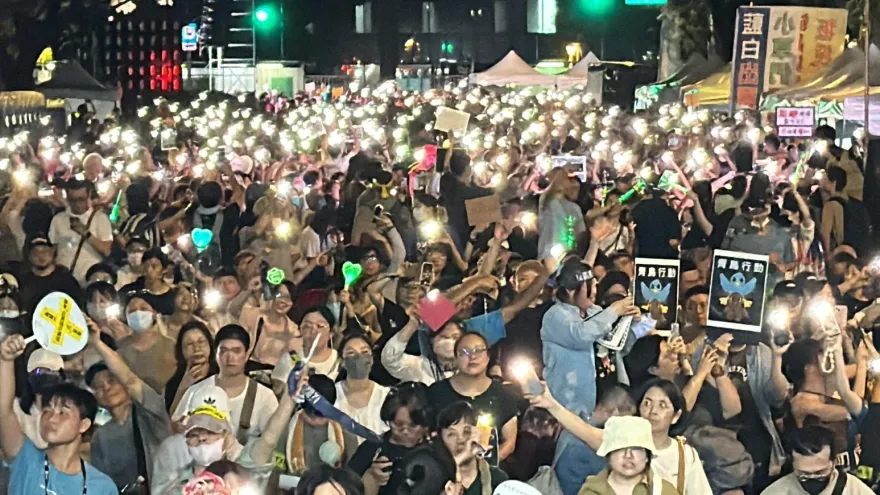 快訊/青鳥重返立院最後一夜號稱2萬人　警封閉中山南路慢車道