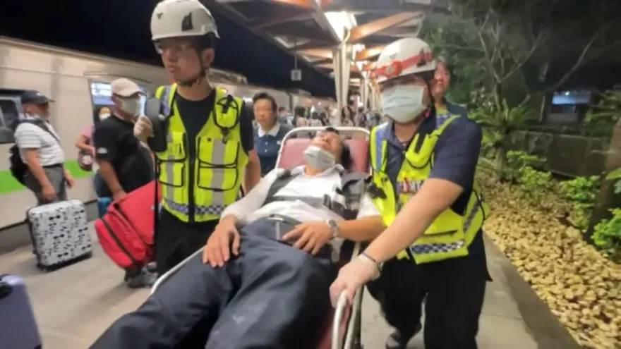 快訊/乘客打氣加油台鐵司機！他虛弱躺擔架送醫　完整傷者名單曝