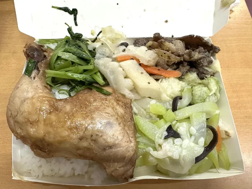 自助餐點「大雞腿」＋5道菜　竟然只花60元！全網震驚：太便宜了吧