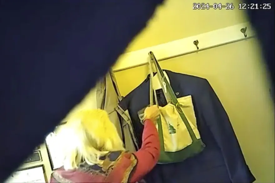 作案畫面曝！美佛蒙特州女議員「偷往同事包裡倒水」　被監視器抓包急道歉