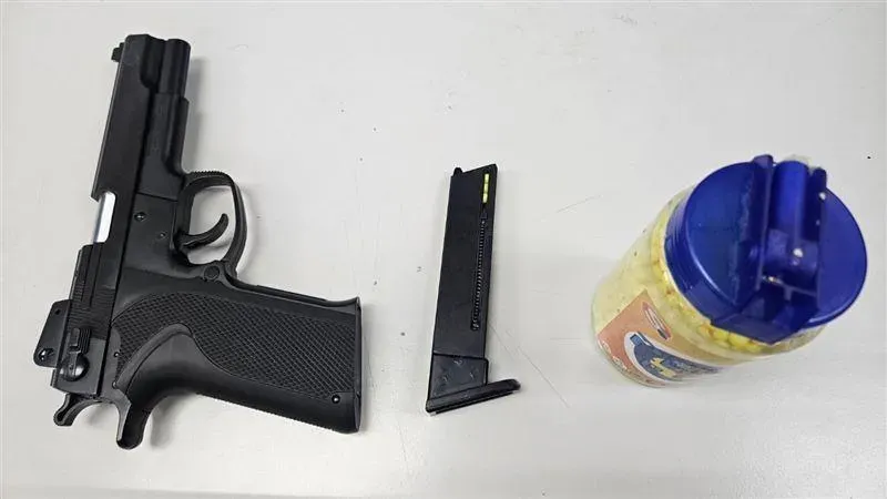 快訊/旅客嚇壞！捷運江子翠站驚見醉男「腰際插1把槍」　警逮捕究責