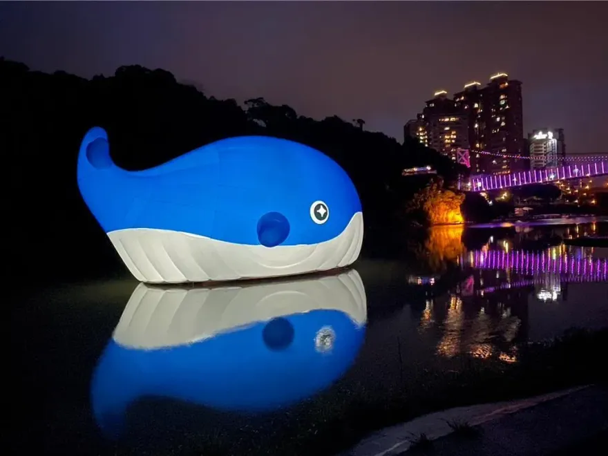 「超萌鯨魚」現身碧潭水舞！精彩噴水表演超好拍　集點再抽鯨魚抱枕