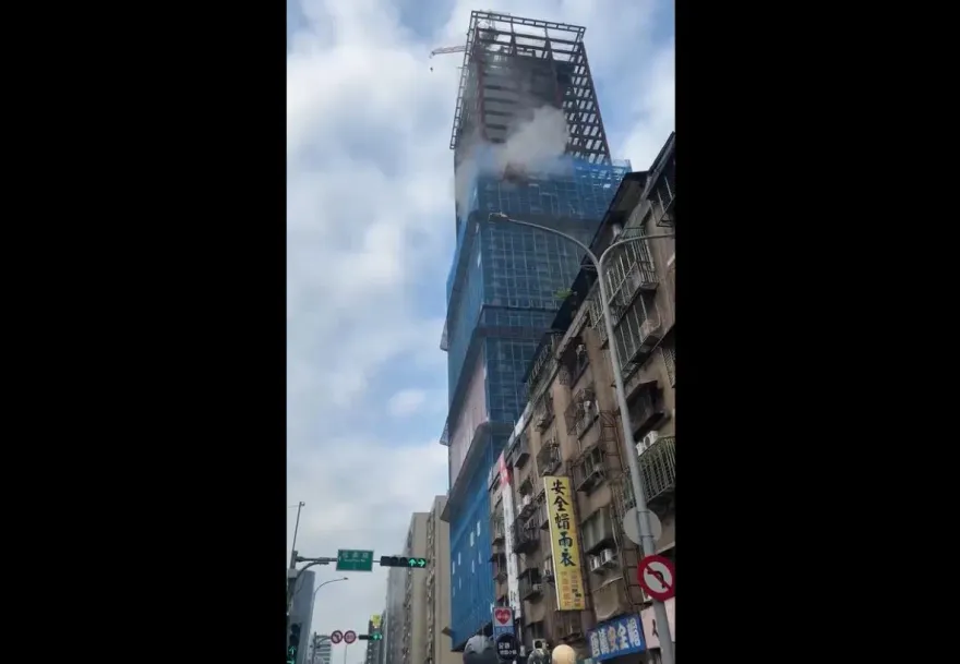 403強震信義區建案頂樓環樑掉落　固定式塔吊拆除連3日交管
