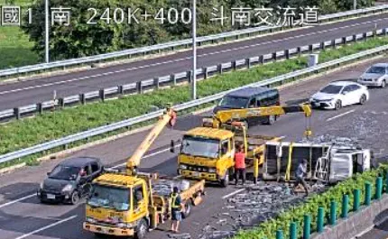 快訊/回家注意！國1斗南交流道4車追撞　「鋼筋散一地」回堵2公里